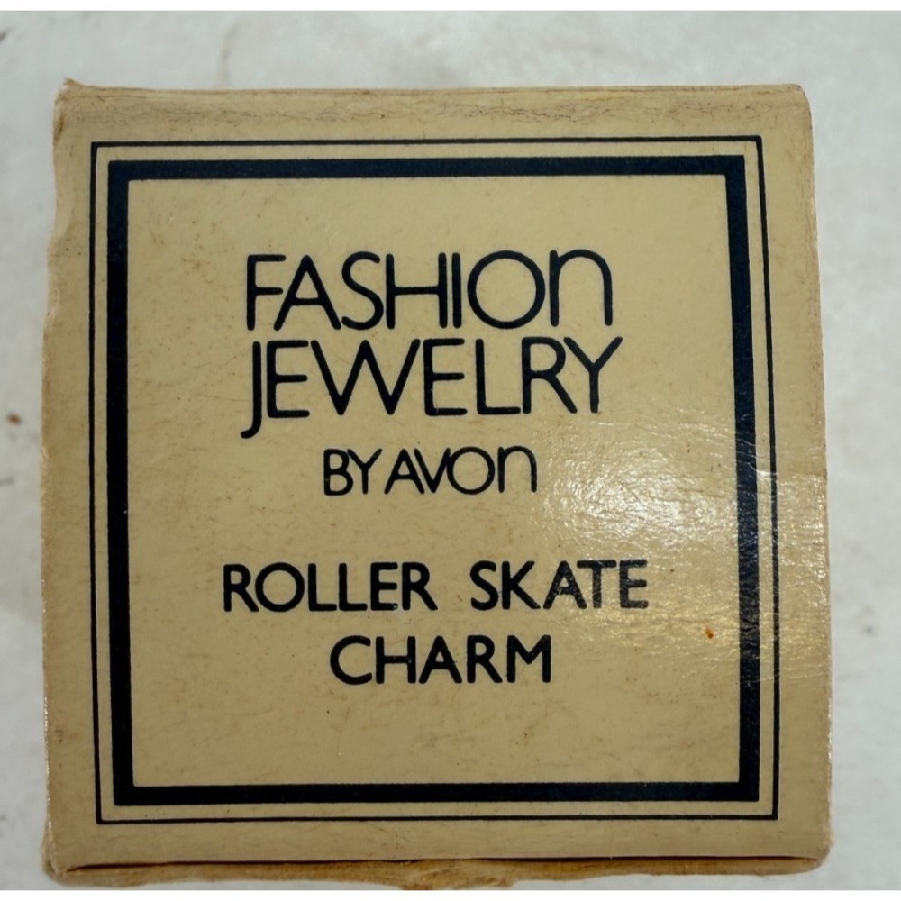 Vintage Avon Roller Skate Charm Gold Tone‎ Mini Skate  Retro 80s Jewelry Pendant - Picture 2 of 3